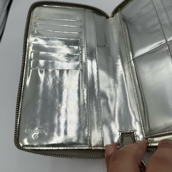 CHANEL Matelasse Rare Metallic Patent Leather Zip Around Wallet or Clutch - Picture 4 of 7